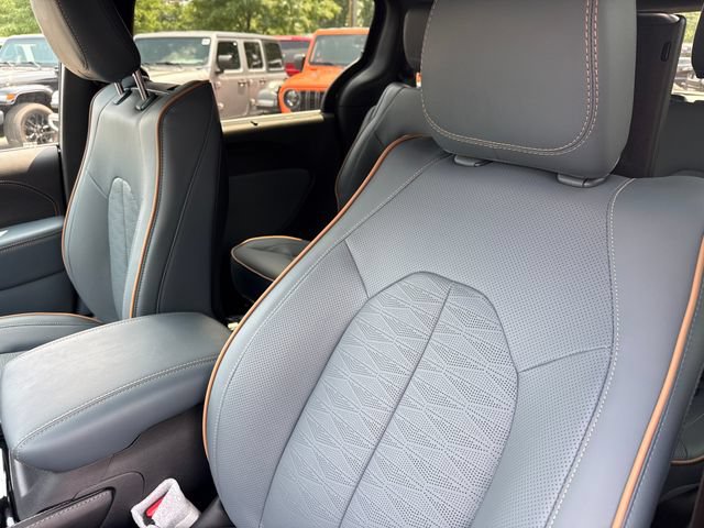 New 2027 Chrysler Pacifica Pinnacle w/ Theater Group FWD image 29