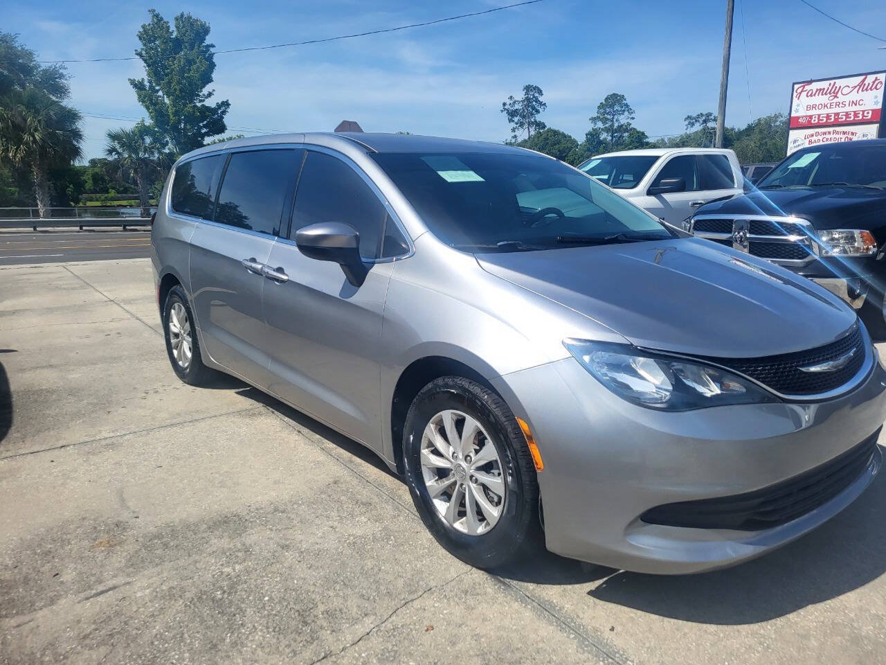 Used 2017 Chrysler Pacifica Touring w/ Tire & Wheel Group FWD image 6