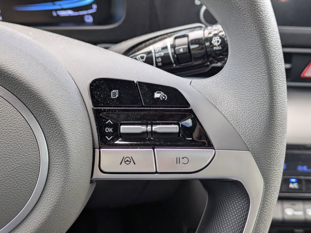 Used 2025 Hyundai Elantra Blue image 24