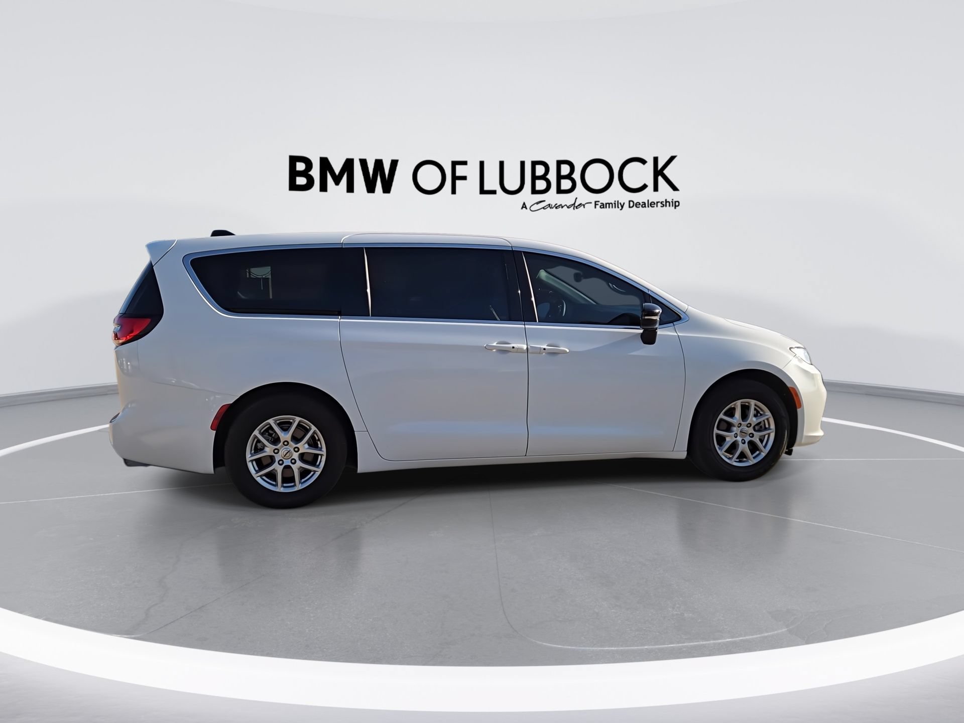 Used 2024 Chrysler Pacifica Touring-L FWD image 9