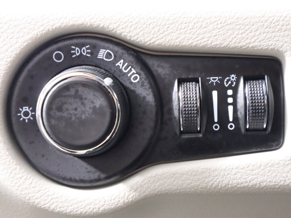 Used 2022 Chrysler Voyager LX image 10