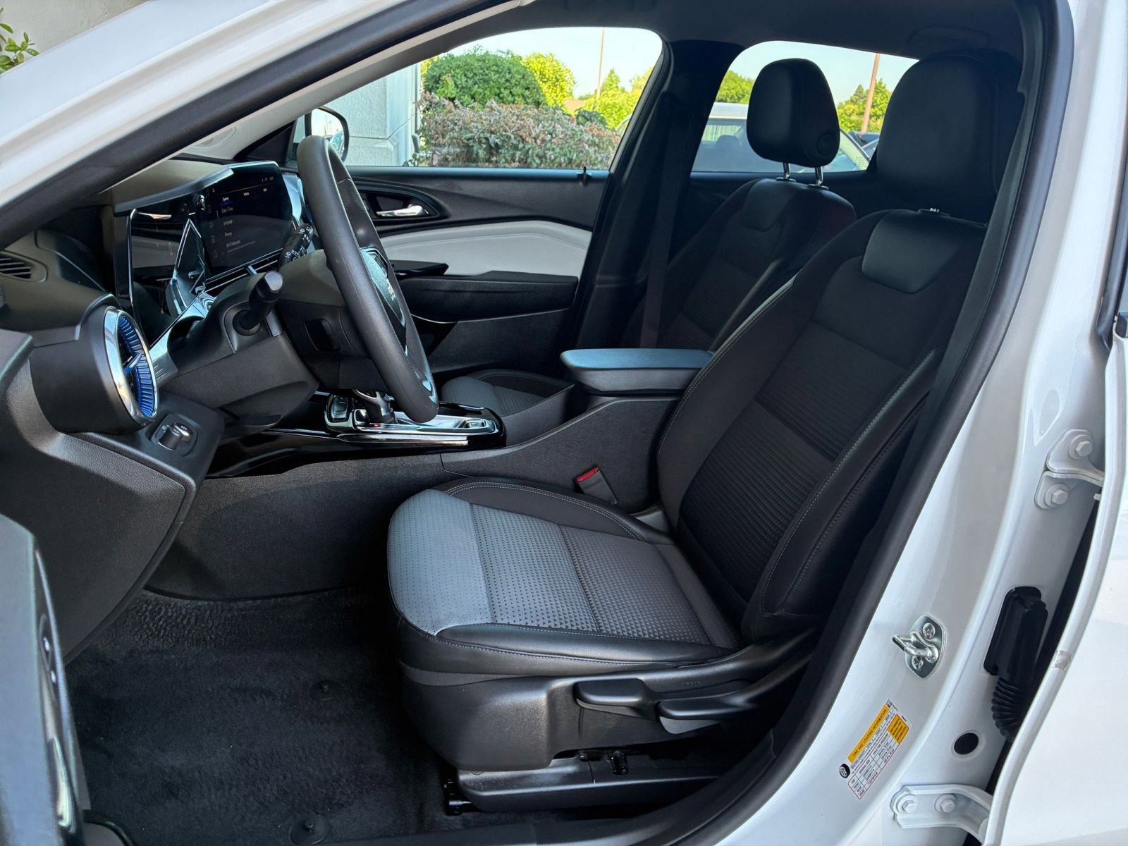 Used 2025 Chevrolet Trax LT image 37