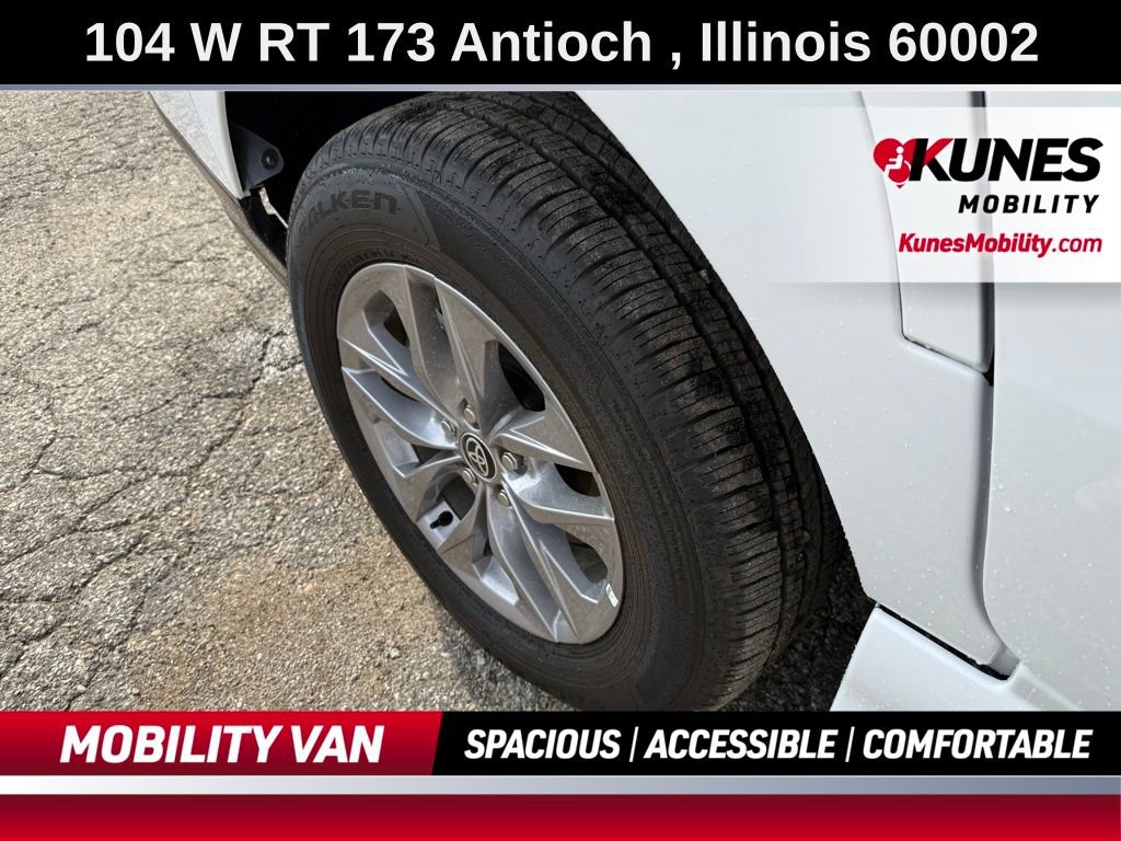 Used 2025 Toyota Sienna LE image 11