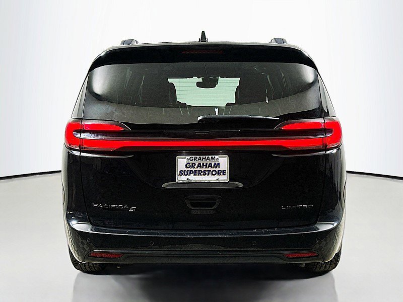 Used 2025 Chrysler Pacifica Limited image 6