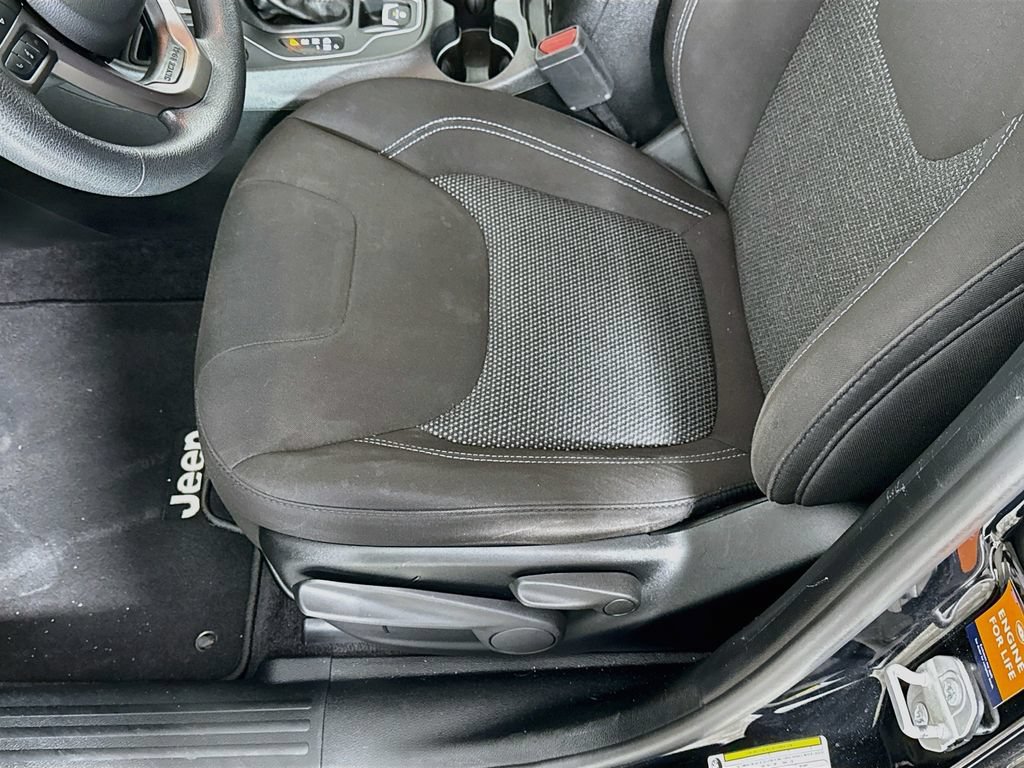Used 2019 Jeep Cherokee Latitude w/ Popular Appearance Group FWD image 19