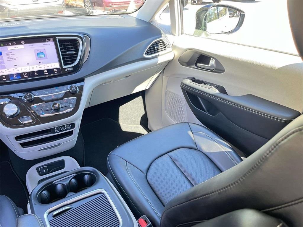 Used 2024 Chrysler Pacifica Touring-L image 27