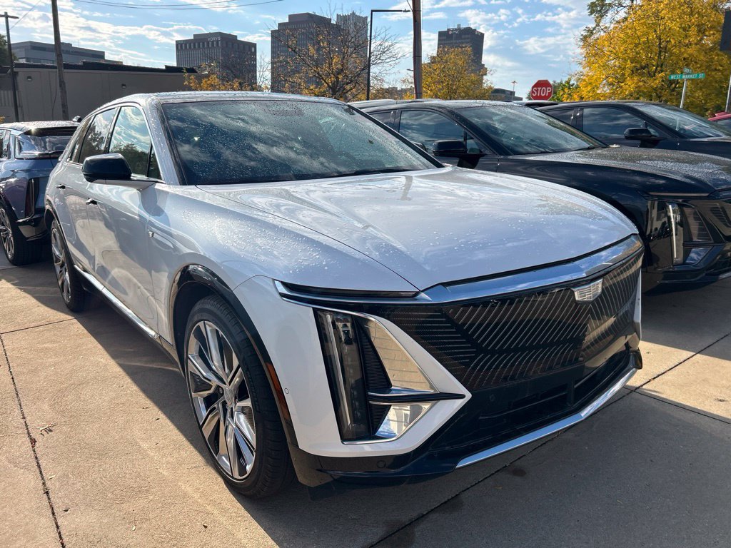 Used 2025 Cadillac Lyriq Luxury w/ LPO, Floor Liner Package AWD/4WD image 5