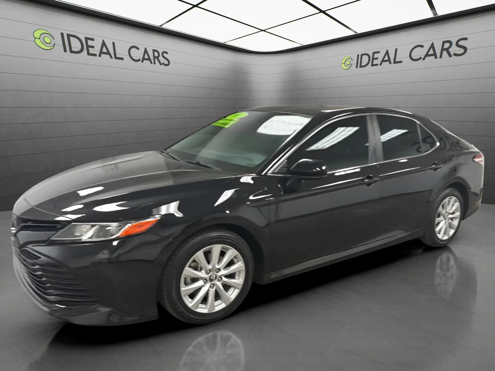 Used 2018 Toyota Camry LE FWD image 1