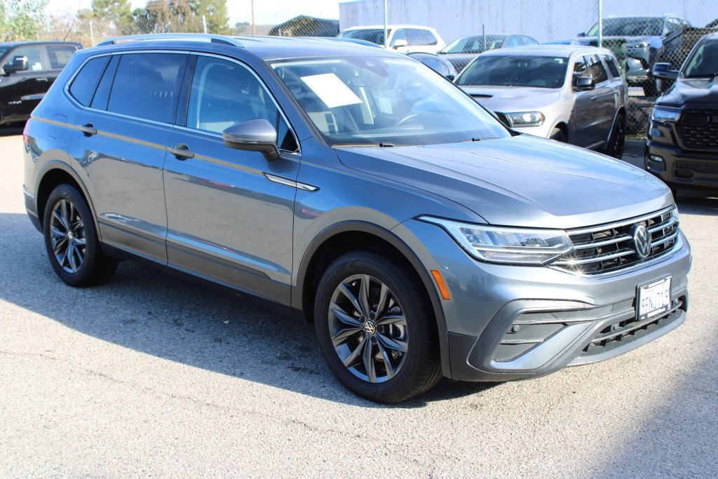 Used 2023 Volkswagen Tiguan SE image 3