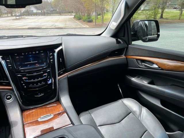 Used 2016 Cadillac Escalade Luxury AWD/4WD image 30