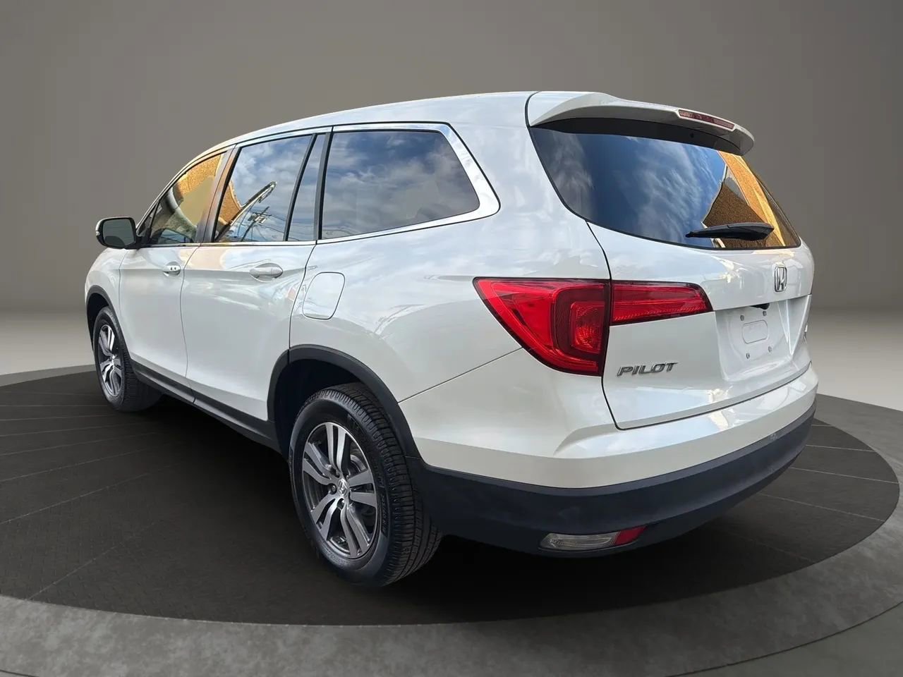 Used 2017 Honda Pilot EX image 7