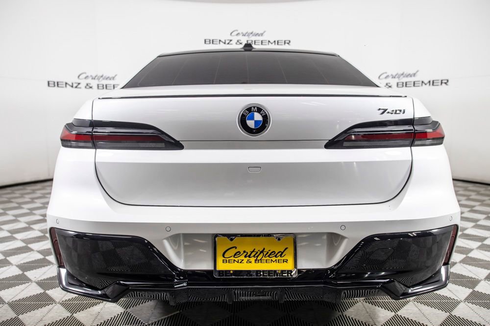 Used 2025 BMW 740i w/ Premium Package RWD image 11