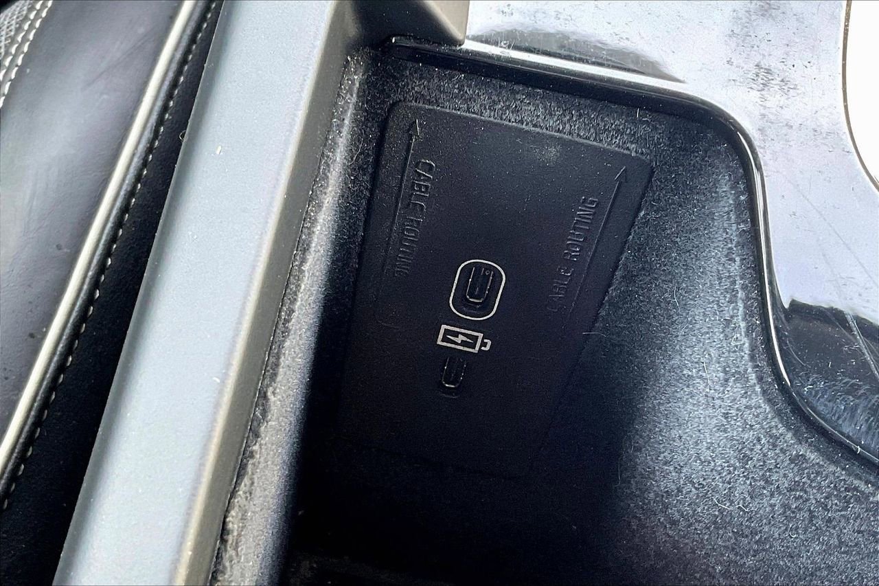 Used 2022 Volvo XC60 B5 R-Design w/ Advanced Package image 18