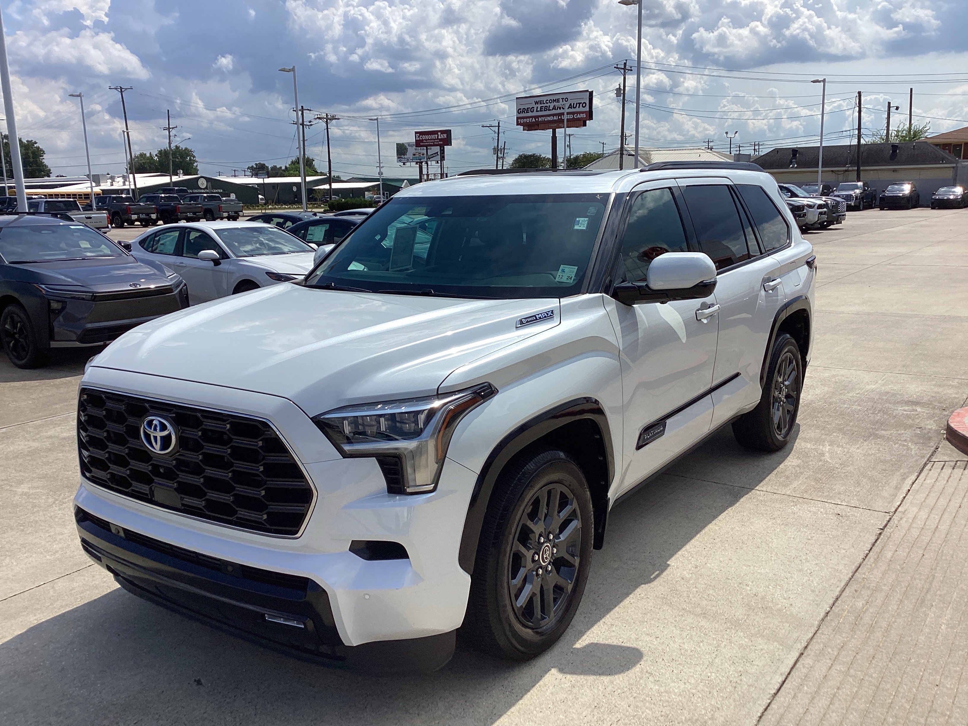 Used 2023 Toyota Sequoia Platinum AWD/4WD image 3