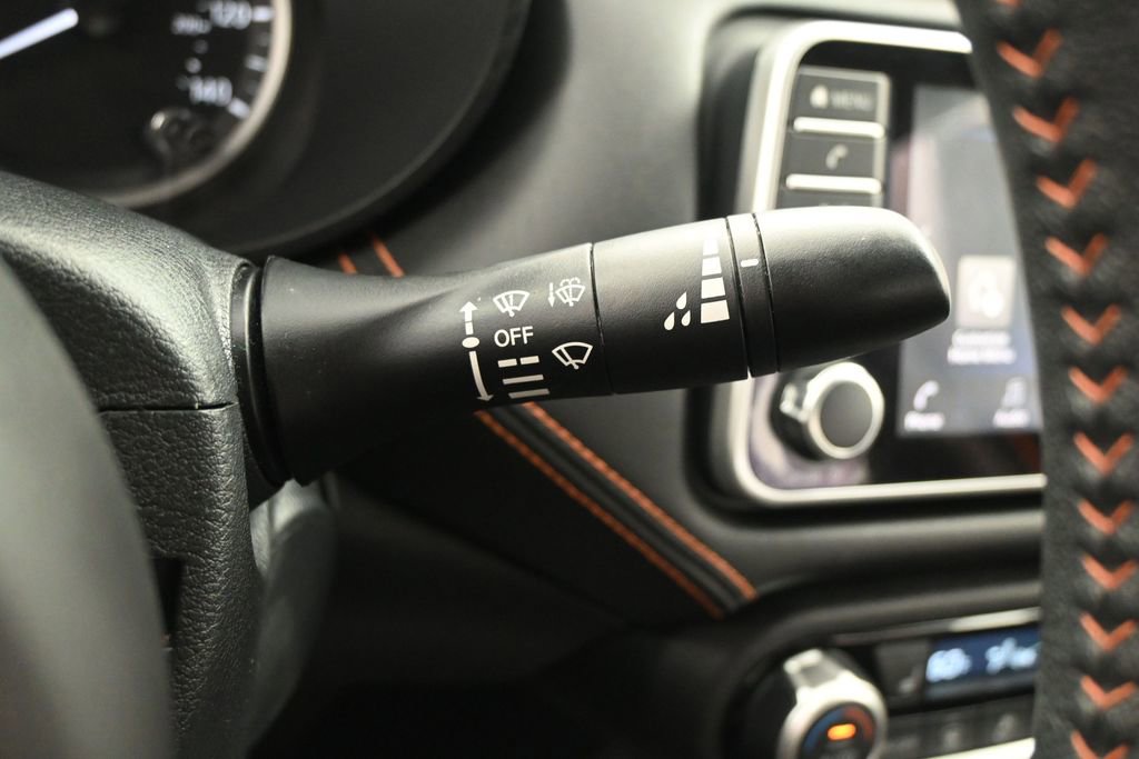 Used 2022 Nissan Versa SR w/ Convenience Package image 18