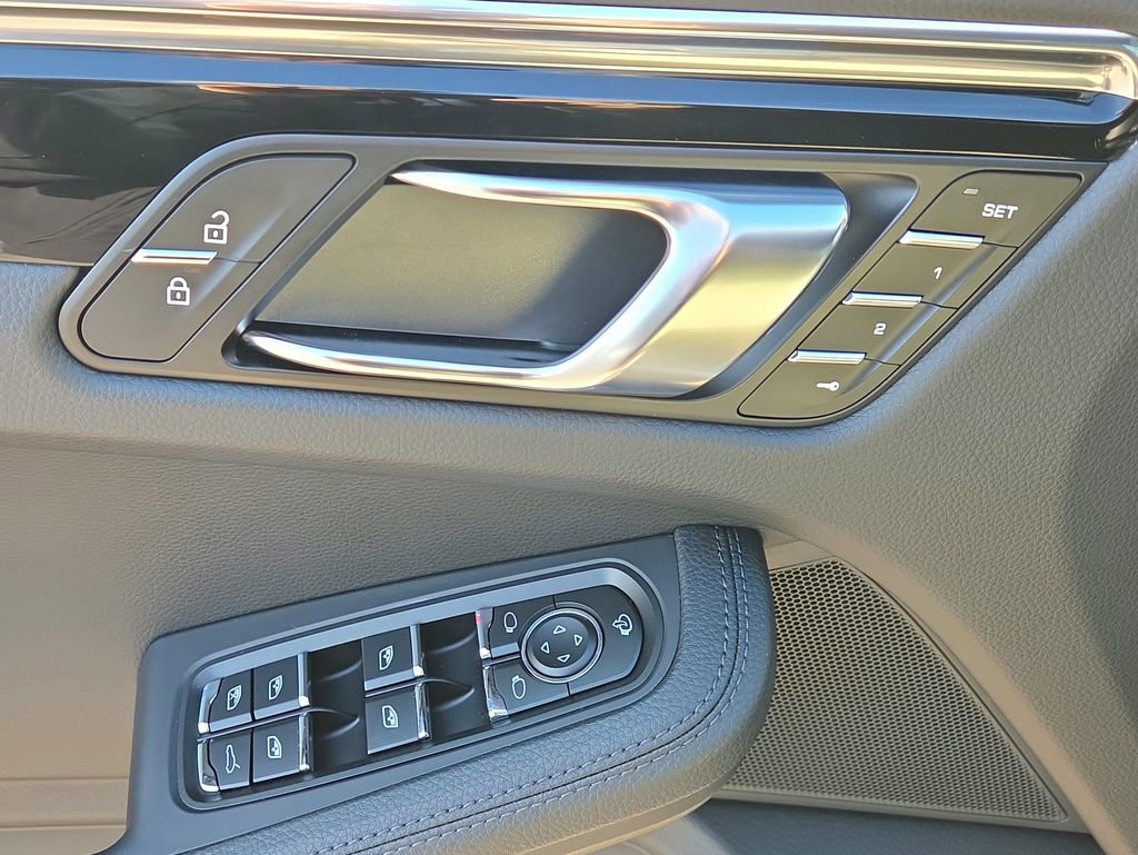 Certified 2025 Porsche Macan image 7