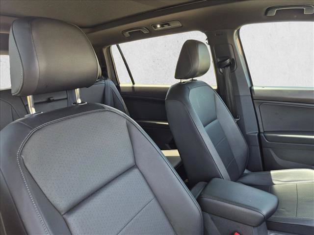 Used 2018 Volkswagen Tiguan SEL w/ R-Line Package FWD image 16