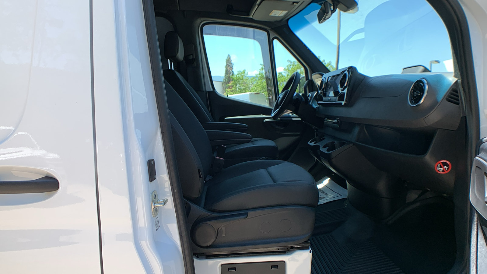 Used 2025 Mercedes-Benz Sprinter 2500 image 19