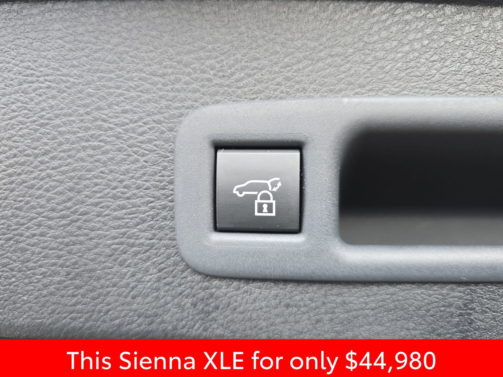 Used 2025 Toyota Sienna XLE image 21