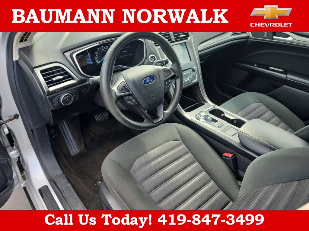 Used 2017 Ford Fusion SE w/ Fusion SE Technology Package FWD image 3