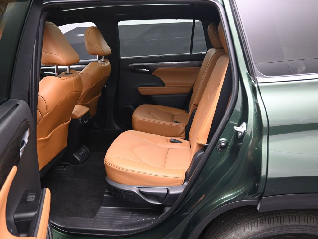 Certified 2025 Toyota Highlander Platinum image 32