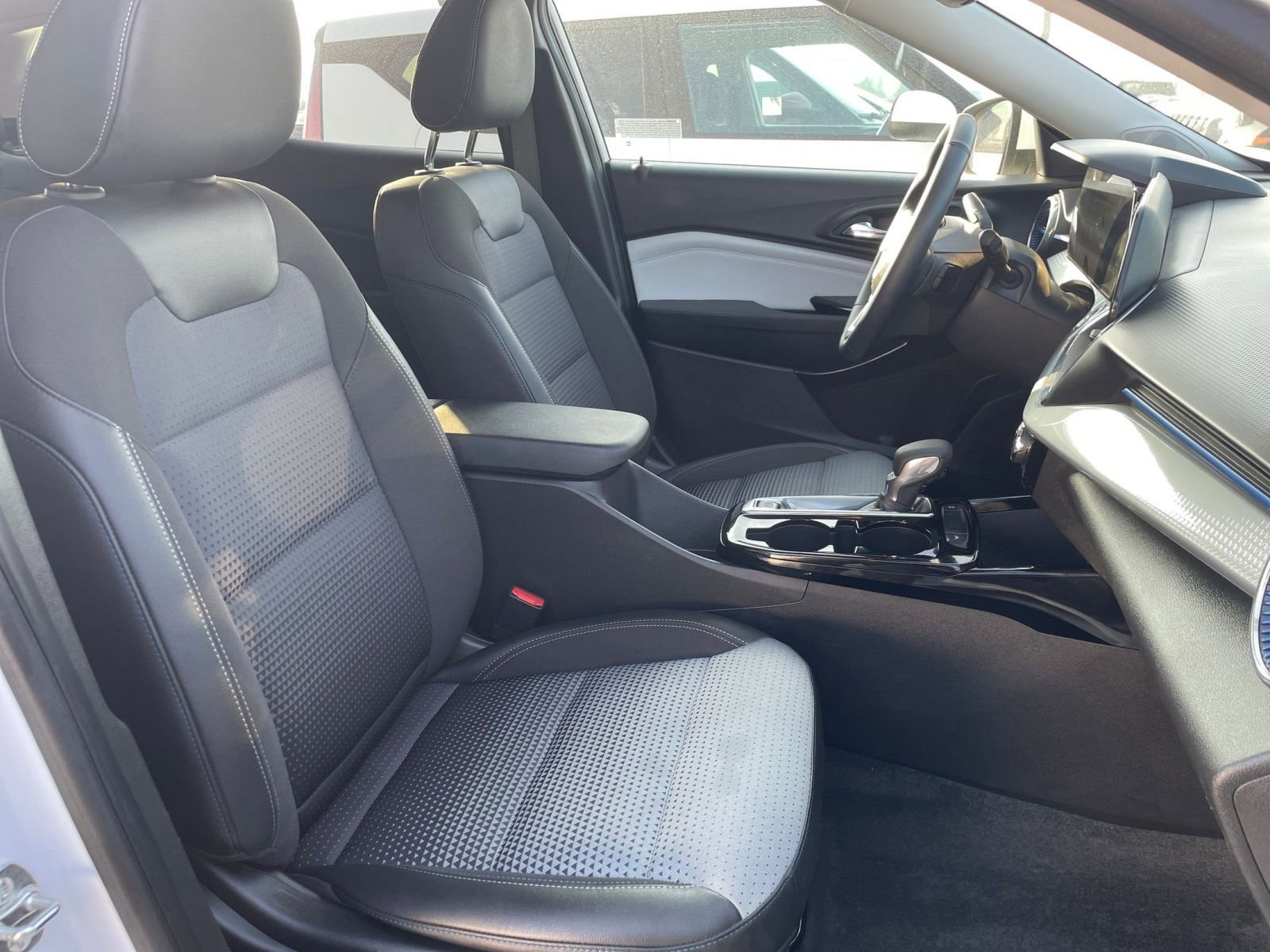 Used 2025 Chevrolet Trax LT w/ LT Convenience Package image 34