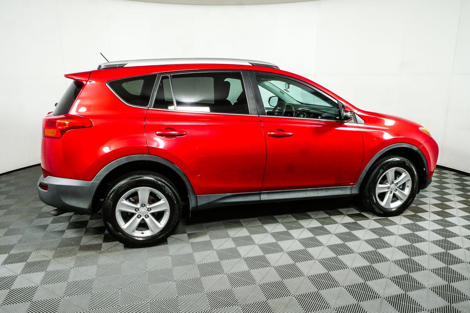 Used 2013 Toyota RAV4 XLE FWD image 2