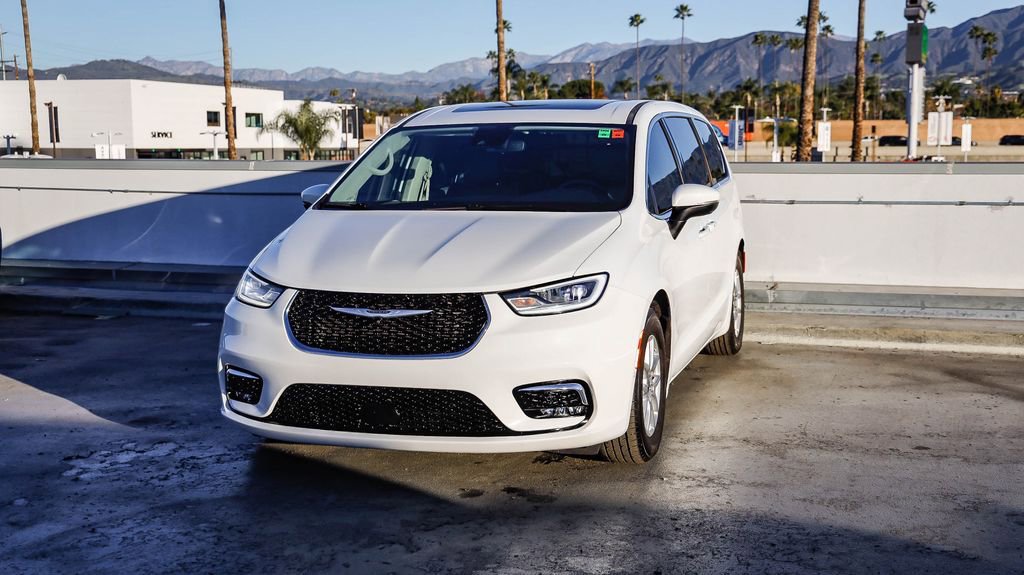 Certified 2023 Chrysler Pacifica Touring-L image 3
