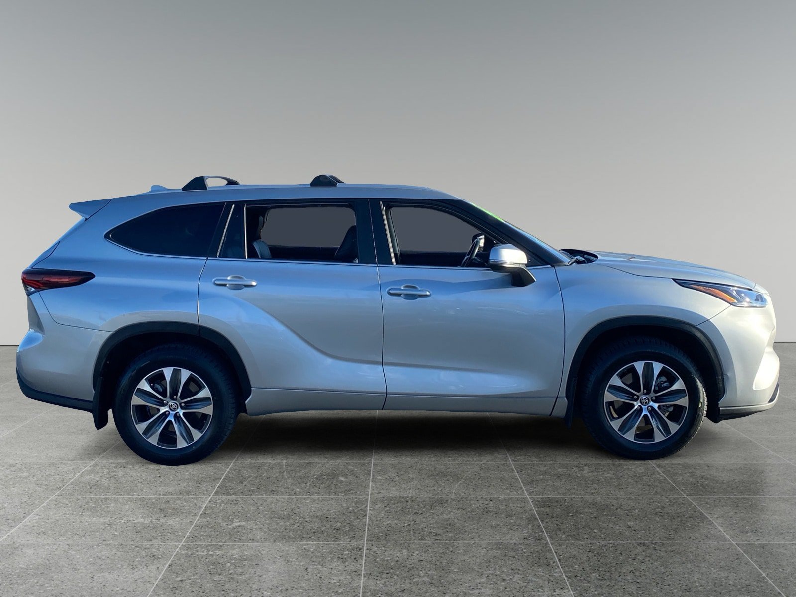 Used 2024 Toyota Highlander XLE FWD image 6