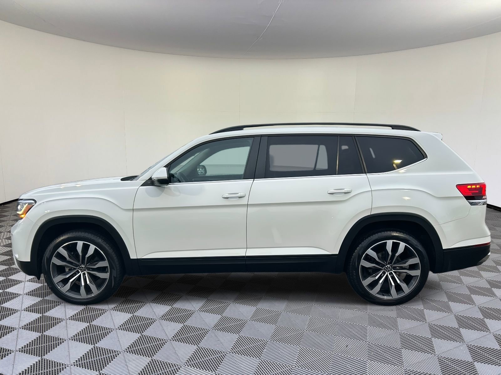 Certified 2022 Volkswagen Atlas SE image 6