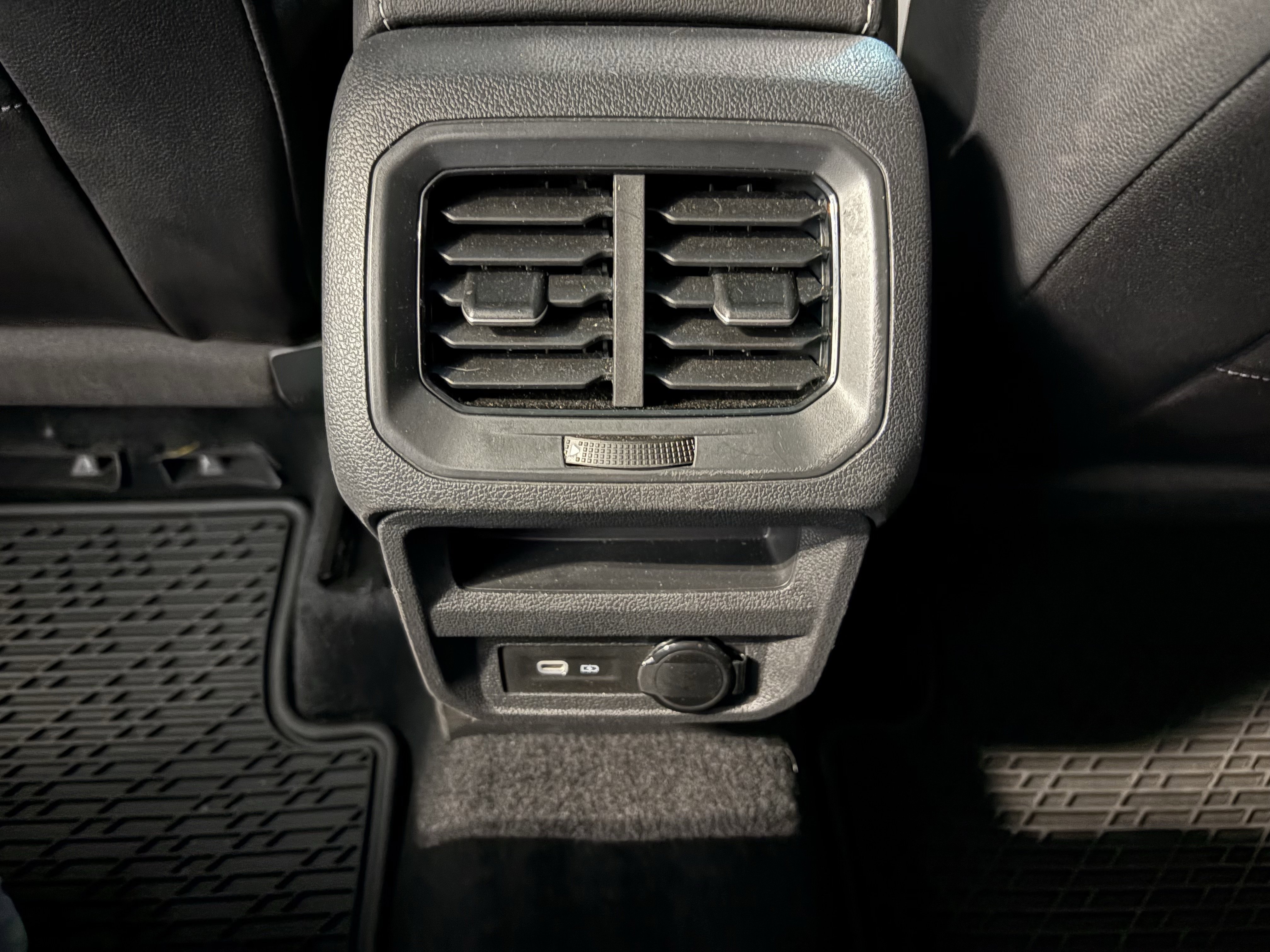 Used 2024 Volkswagen Tiguan SE R-Line FWD image 9