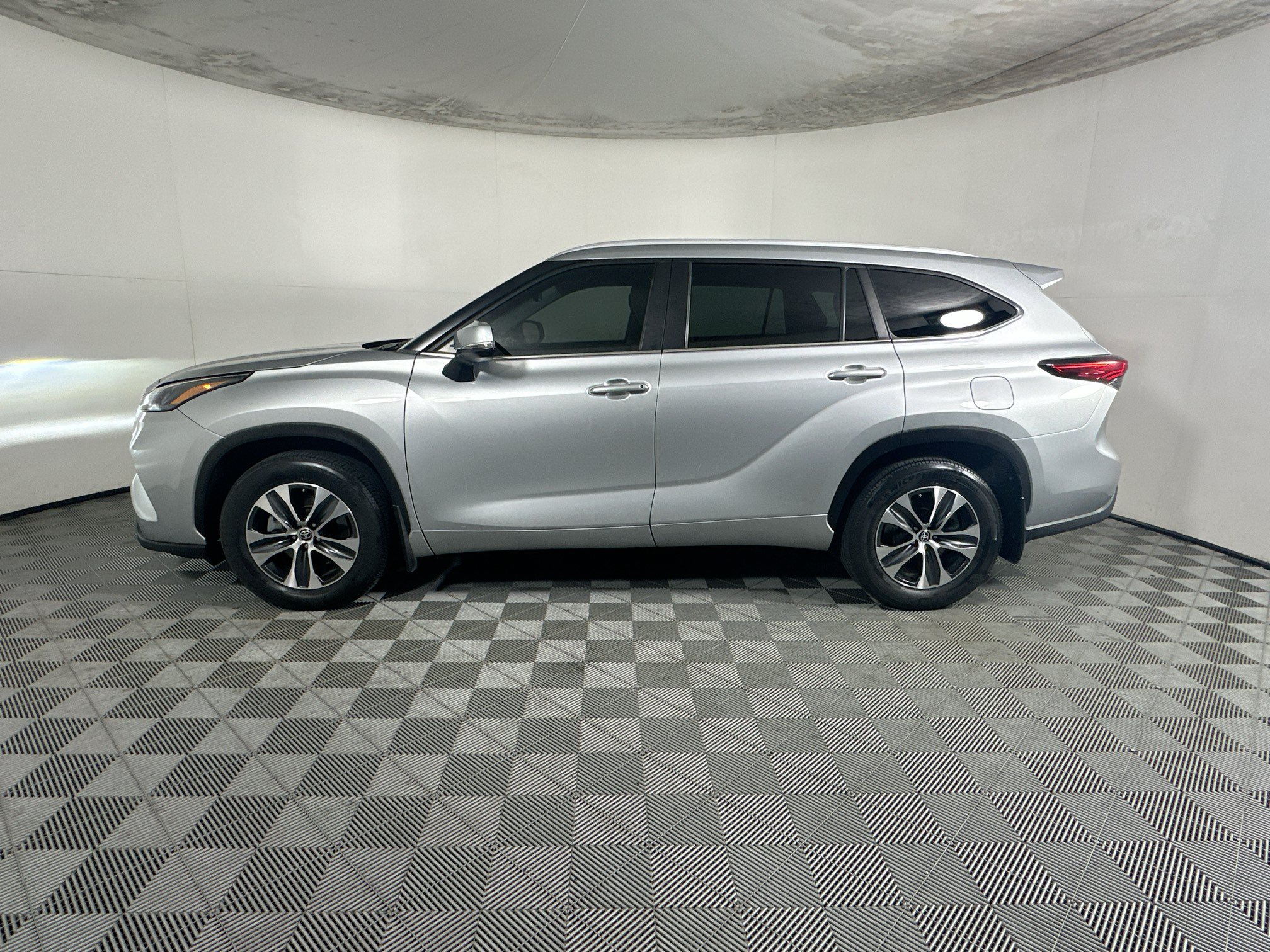 Used 2023 Toyota Highlander XLE FWD image 6