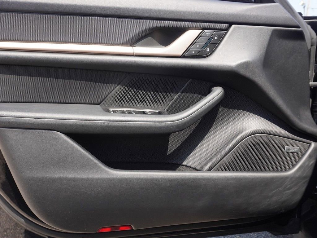 Used 2022 Porsche Taycan RWD image 32