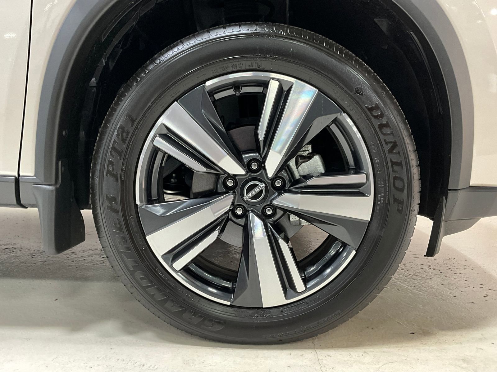 Used 2025 Nissan Rogue SL image 8