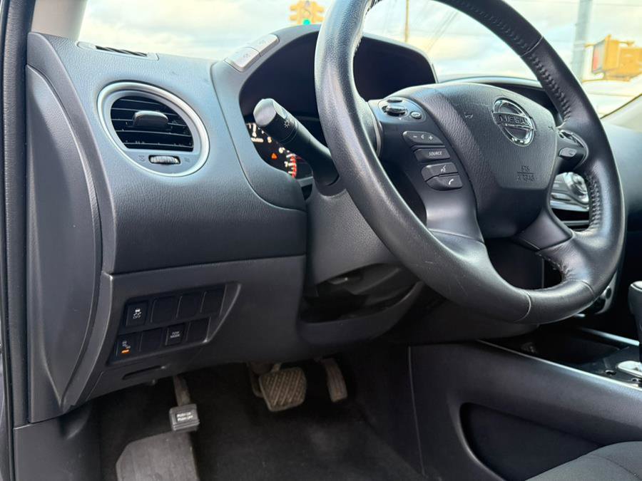 Used 2019 Nissan Pathfinder SV image 12