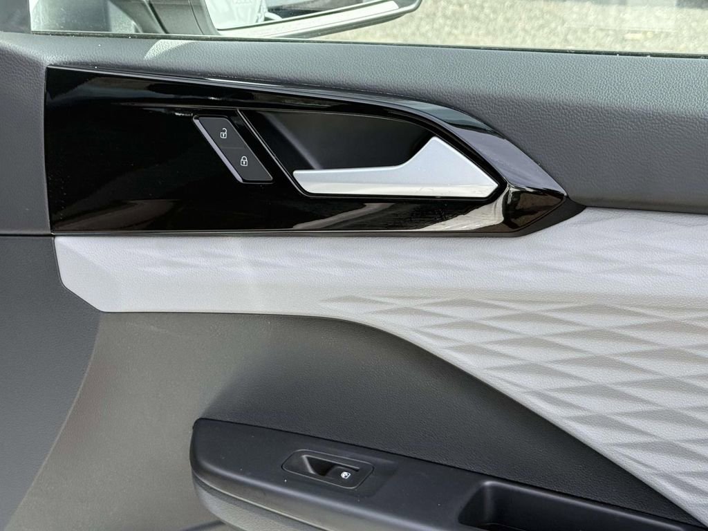 Used 2024 Volkswagen Taos S image 8