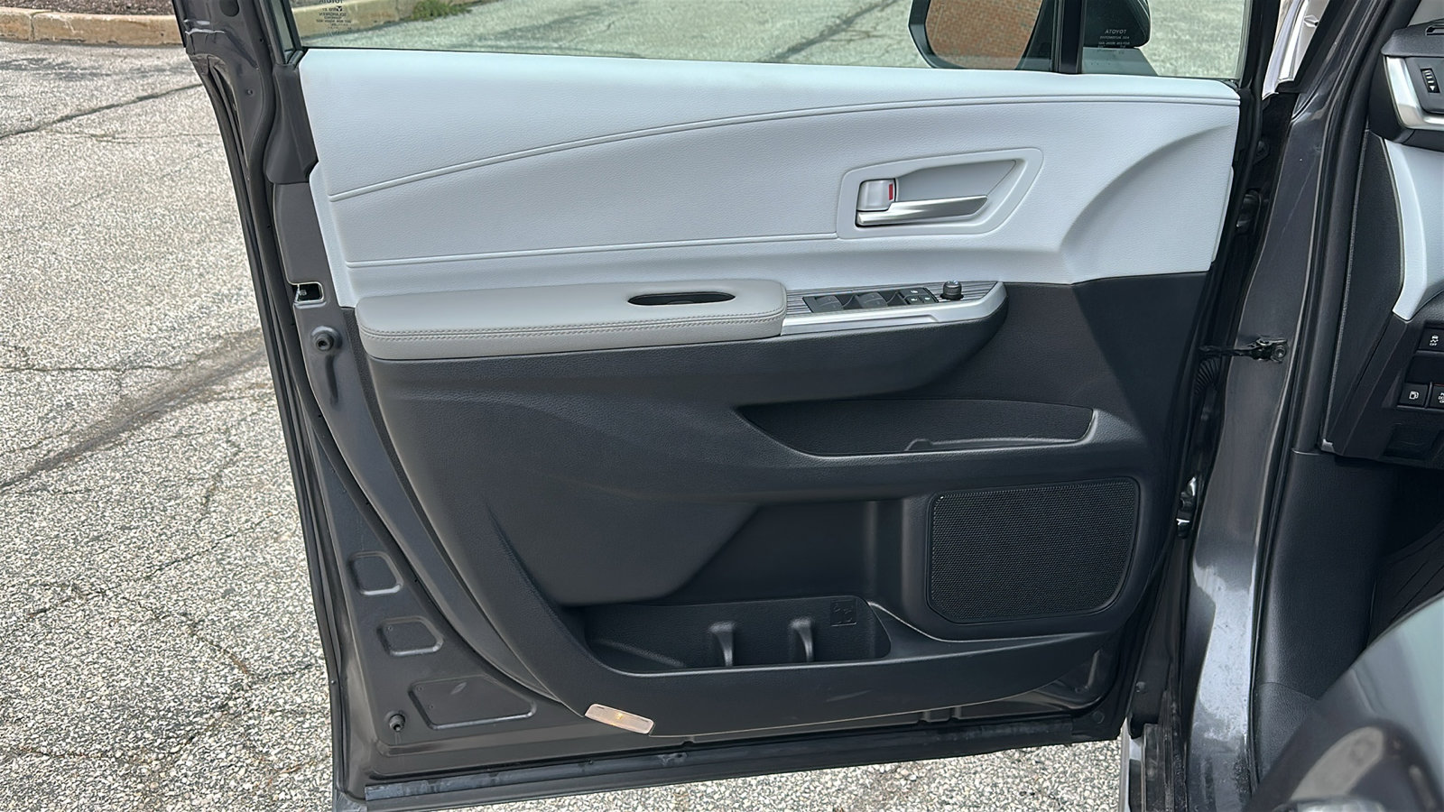 Used 2025 Toyota Sienna XLE w/ XLE Plus Package image 15