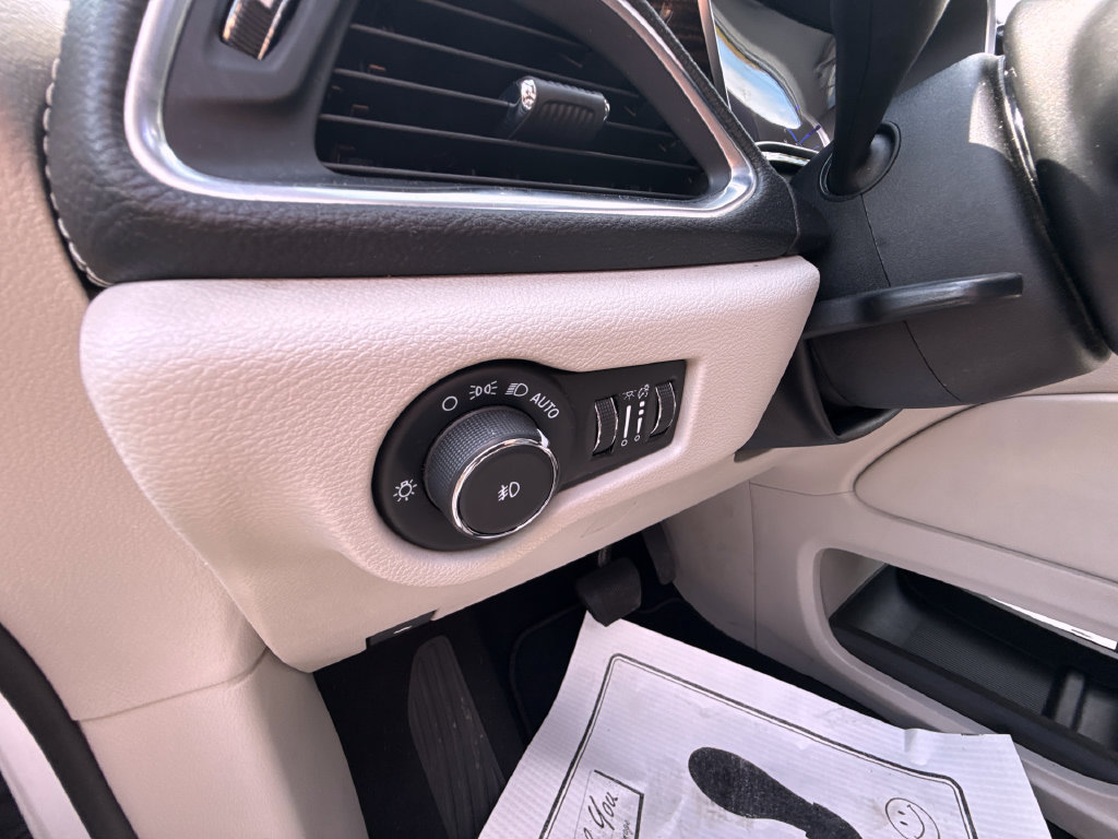 Used 2023 Chrysler Pacifica Limited FWD image 20