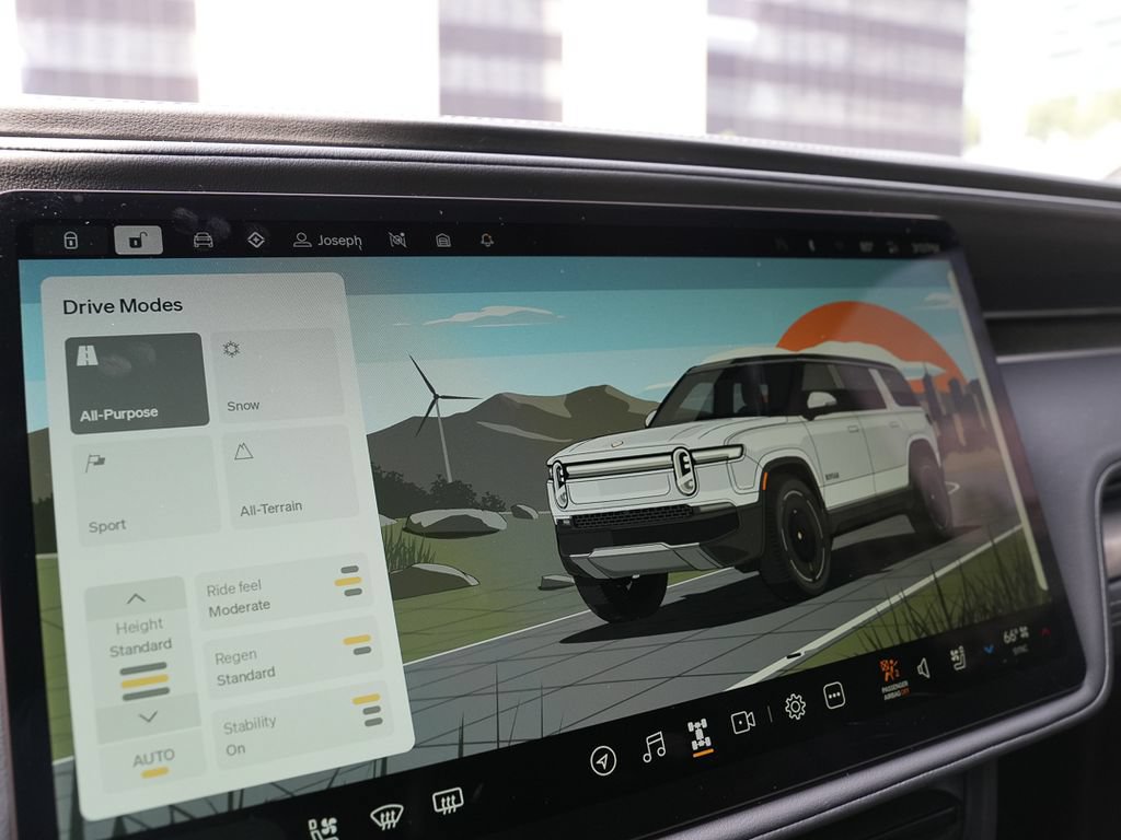 Used 2025 Rivian R1S Adventure Dual AWD/4WD image 26