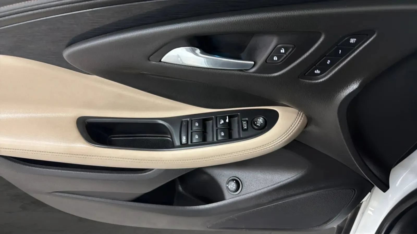 Used 2017 Buick Envision Essence FWD image 17