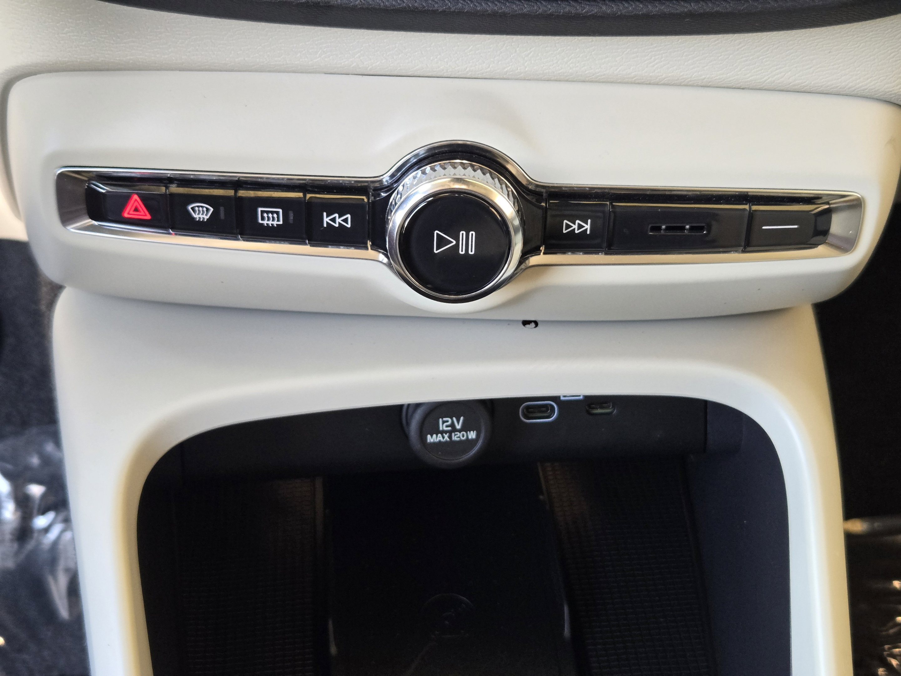 Used 2022 Volvo XC60 B5 Inscription w/ Advanced Package FWD image 17