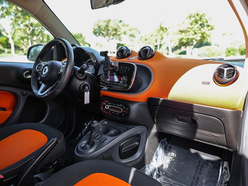 Used 2016 smart fortwo pure RWD image 20
