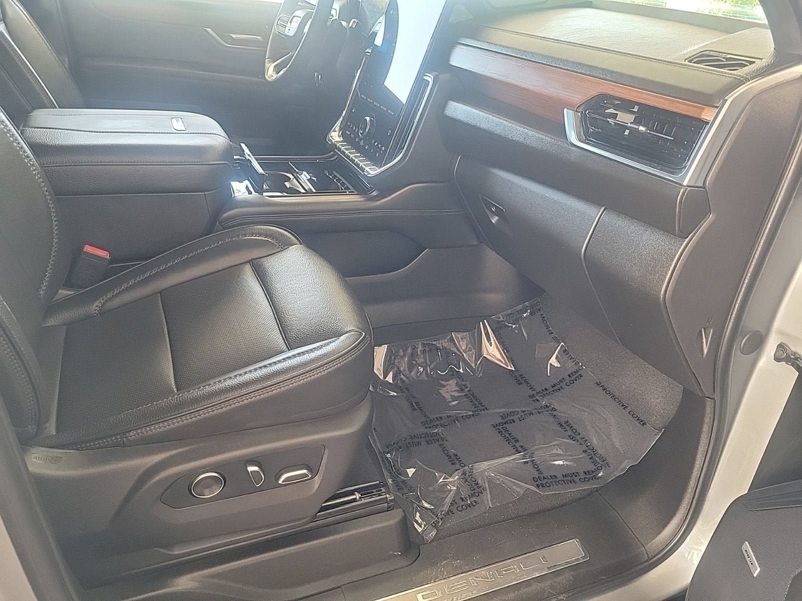 Used 2025 GMC Yukon Denali AWD/4WD image 14