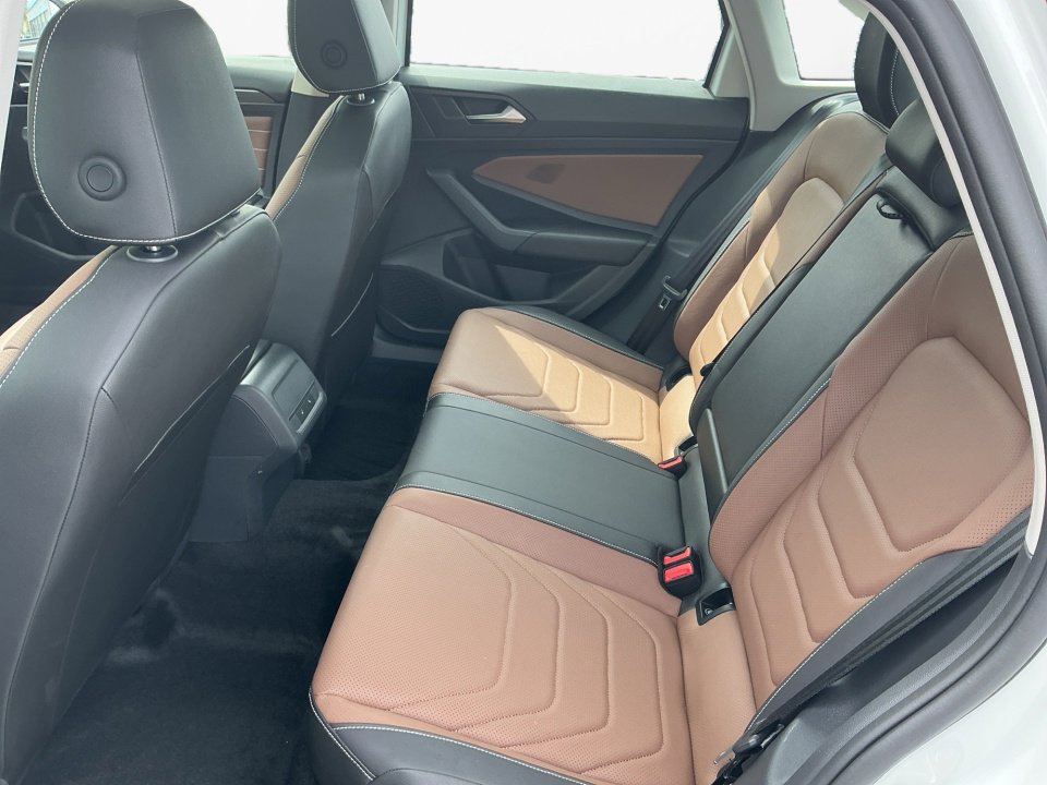 Used 2025 Volkswagen Jetta SEL image 16