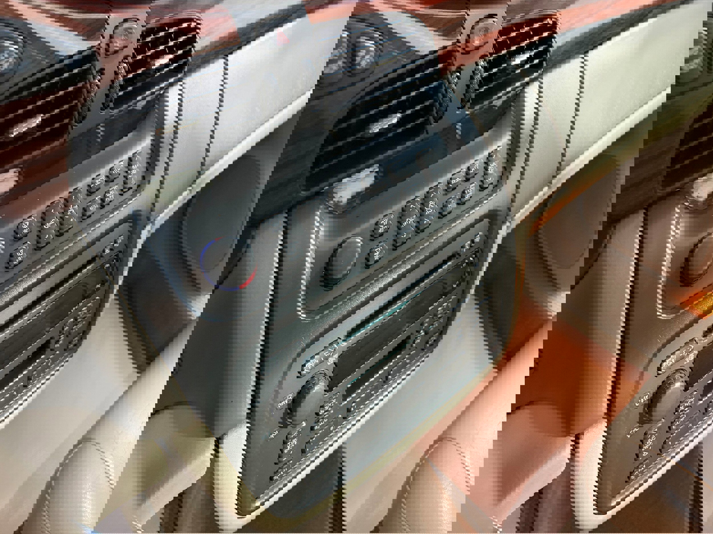 Used 2001 Cadillac De Ville w/ Comfort/Convenience Pkg image 11