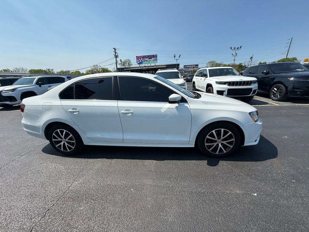Used 2017 Volkswagen Jetta SE image 2