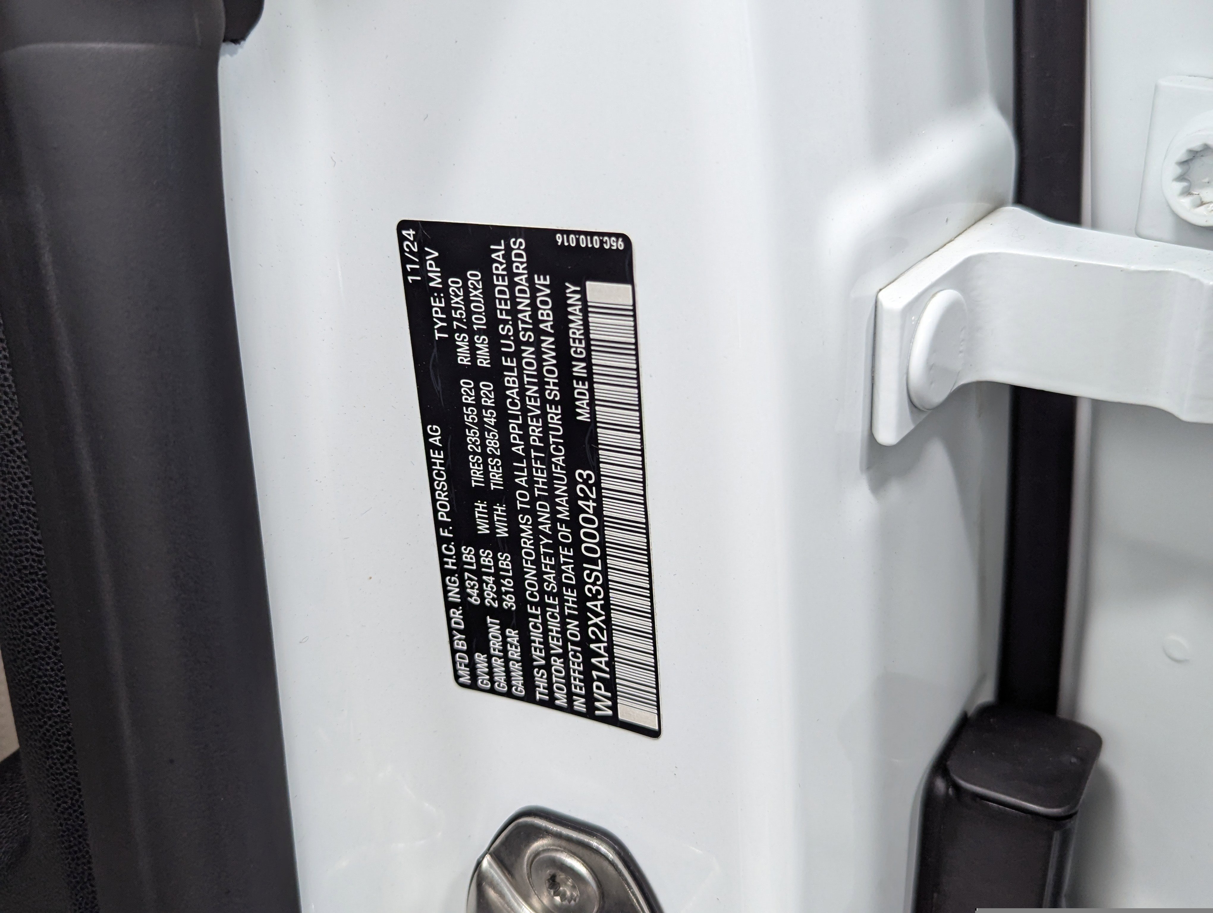 Certified 2025 Porsche Macan 4 Electric image 41