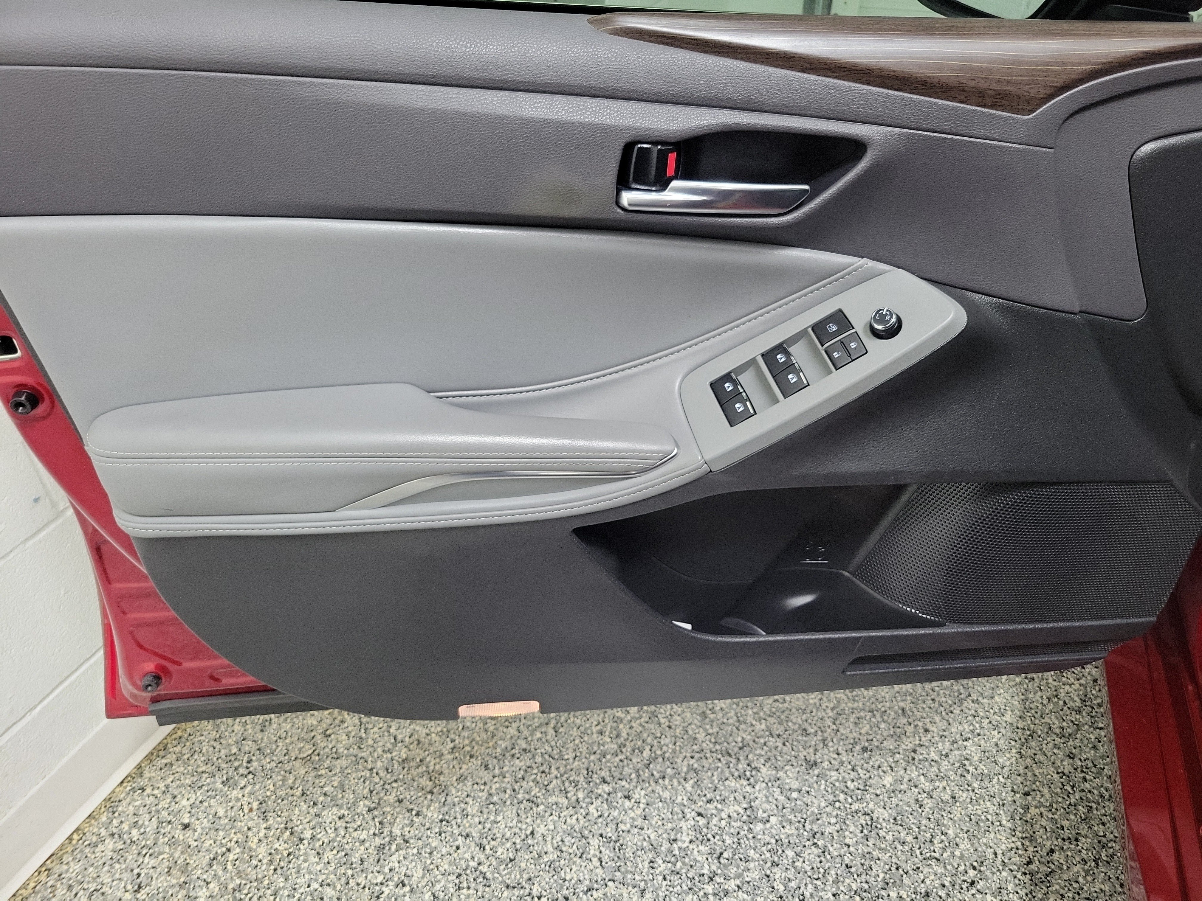 Certified 2022 Toyota Avalon XLE w/ Moonroof Package FWD image 18