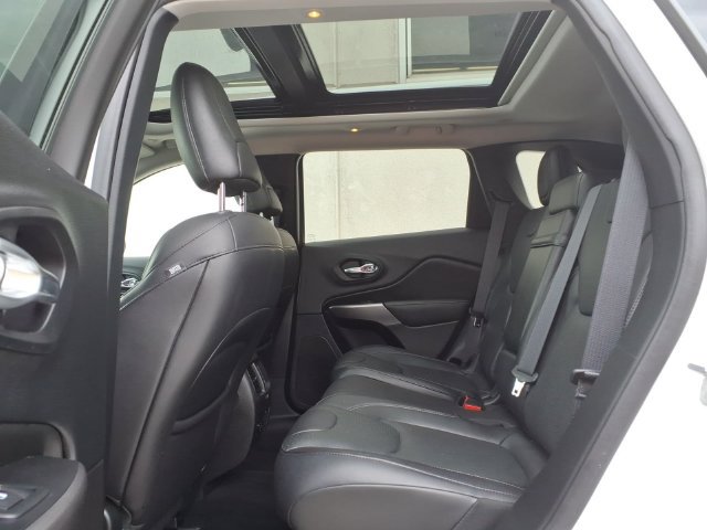 Used 2019 Jeep Cherokee Overland w/ Technology Group AWD/4WD image 11