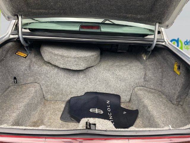 Used 1994 Lincoln Town Car Signature RWD image 14